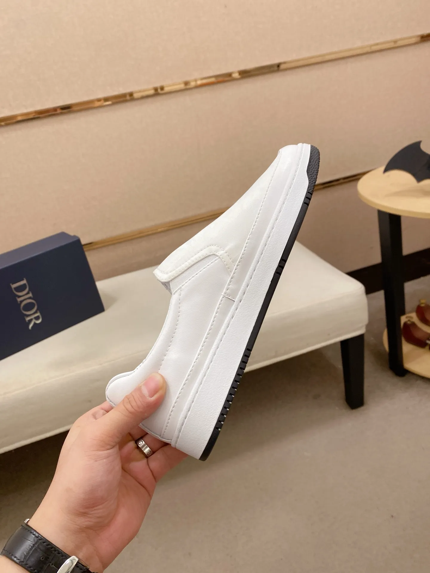 Men's shoes💰 400💰🇮🇹🇮🇹Dior d The new models are on sale at the same time at the counter. The uppers are imported from Italy, and the linings are all imported sheepskin. They are completely 1⃣️ to 1⃣️ replicas 🇮🇹💪💪, ⚠shoes Bottoms: Original soles are specially provided by the original factory. The exclusive movable molded soles are super comfortable. ⚠Original factory goods, 🔍🔍high quality. You can enter and leave the counter at will. Welcome to compare⚠. Code number:38-44